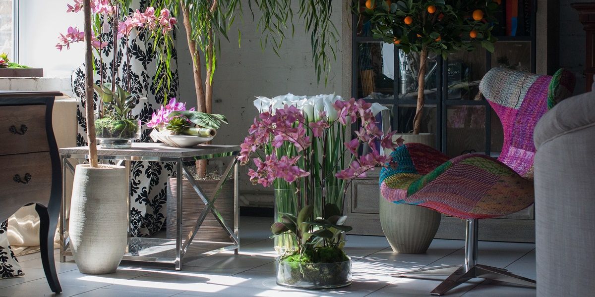 Высокие искусственные цветы для домашнего интерьера – идеи декора