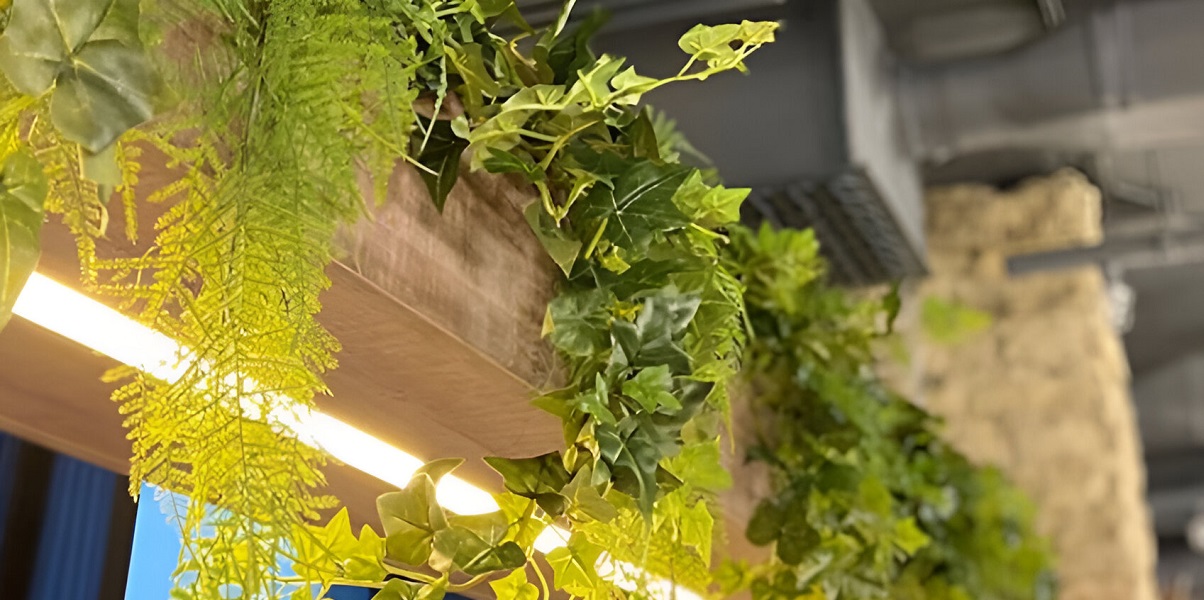 Искусственные ампельные растения для интерьера: сады на стене, который преобразят пространство