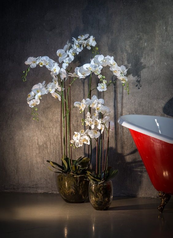Высокие искусственные цветы для домашнего интерьера – идеи декора