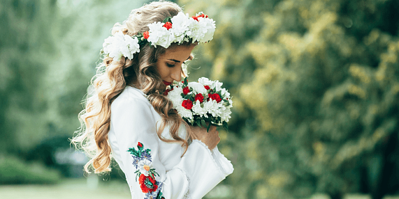 Как украсить прическу искусственными цветами?